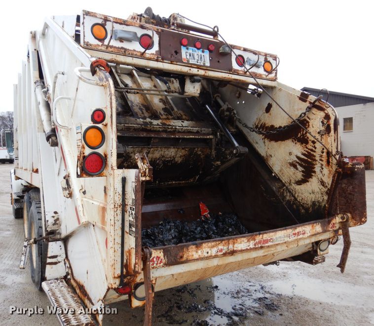image for item IM9860 2000 International 4700  refuse truck