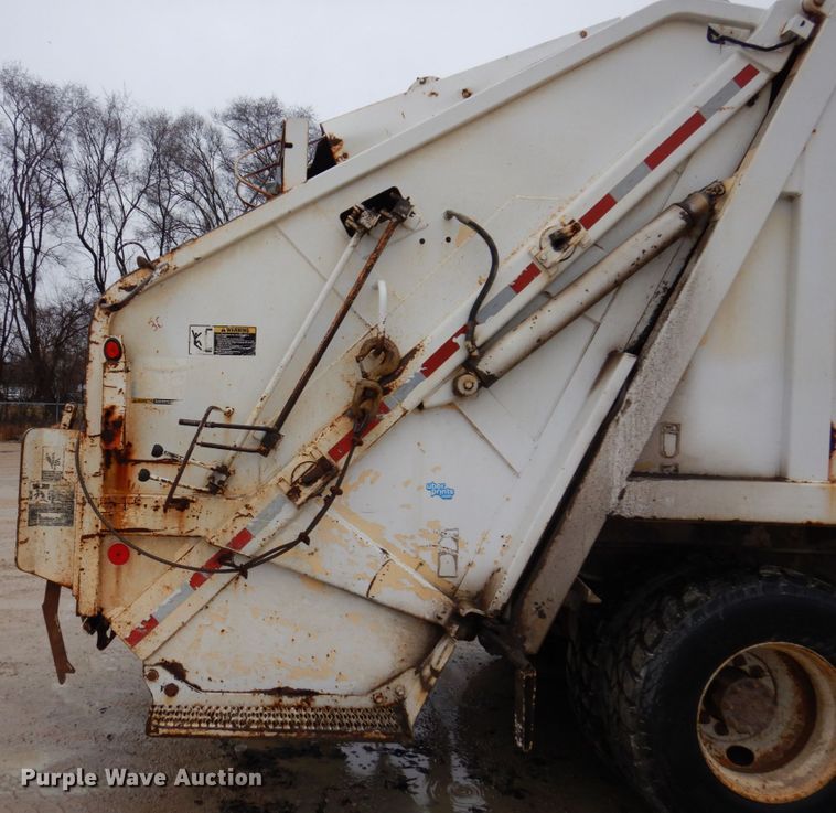 image for item IM9860 2000 International 4700  refuse truck
