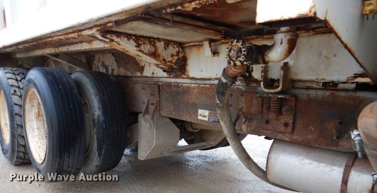 image for item IM9860 2000 International 4700  refuse truck