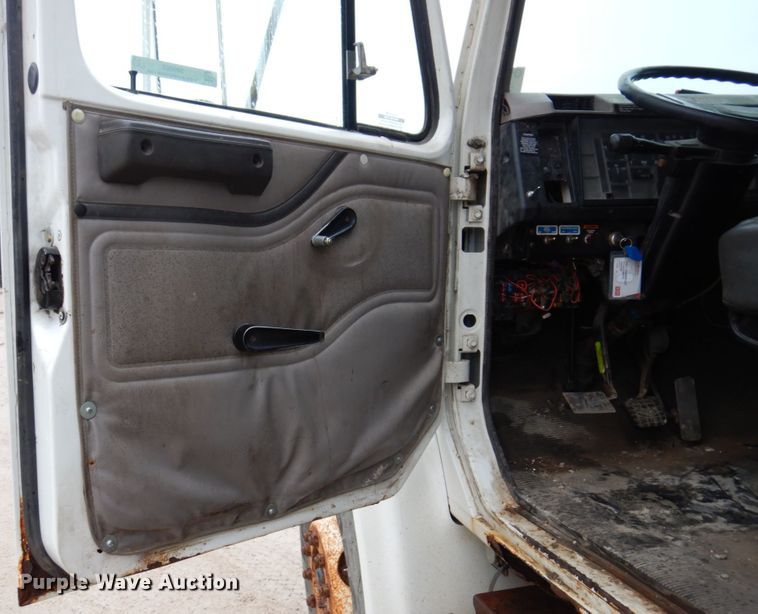 image for item IM9860 2000 International 4700  refuse truck