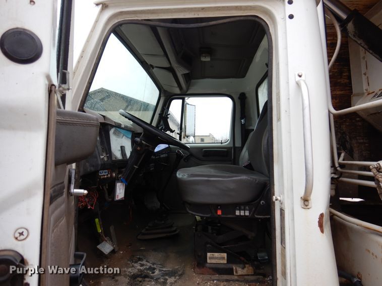 image for item IM9860 2000 International 4700  refuse truck