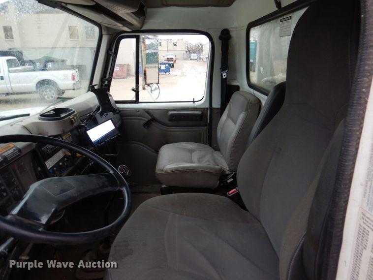 image for item IM9860 2000 International 4700  refuse truck