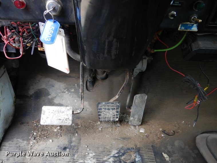 image for item IM9860 2000 International 4700  refuse truck