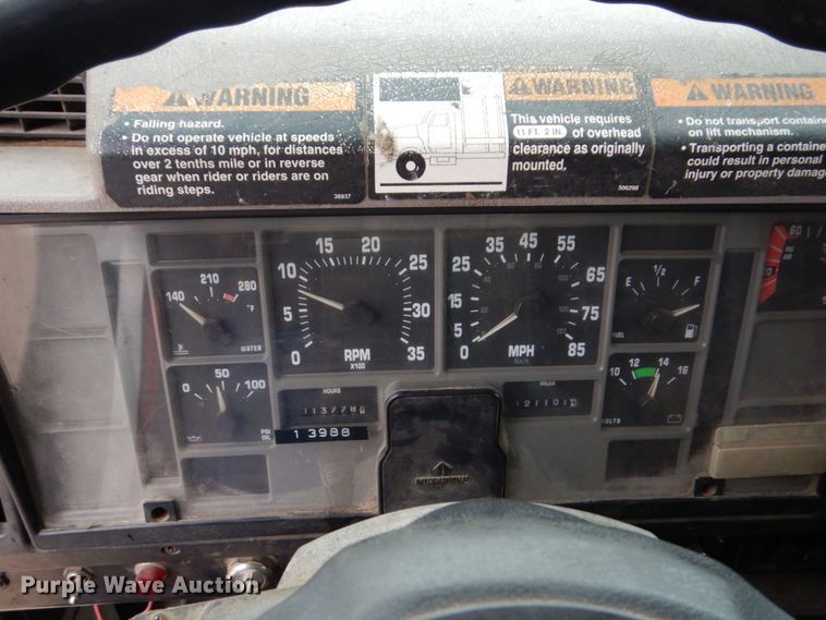 image for item IM9860 2000 International 4700  refuse truck