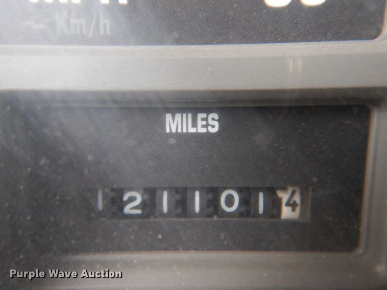 image for item IM9860 2000 International 4700  refuse truck