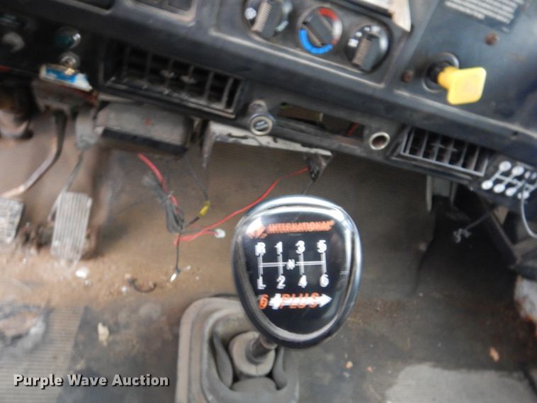 image for item IM9860 2000 International 4700  refuse truck