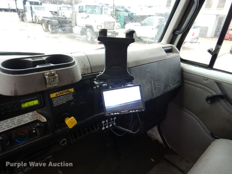 image for item IM9860 2000 International 4700  refuse truck