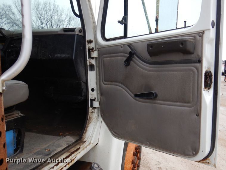 image for item IM9860 2000 International 4700  refuse truck