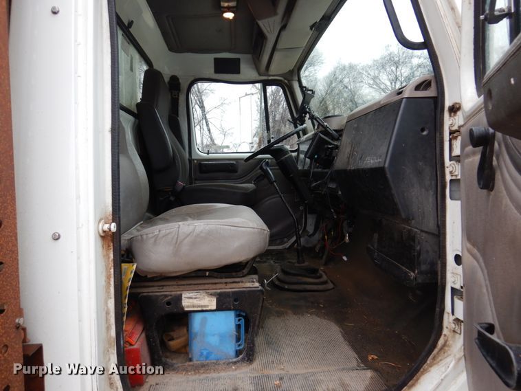 image for item IM9860 2000 International 4700  refuse truck