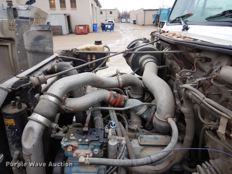 image for item IM9860 2000 International 4700  refuse truck