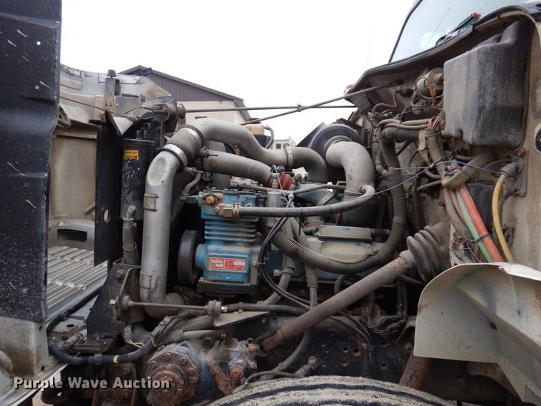 image for item IM9860 2000 International 4700  refuse truck