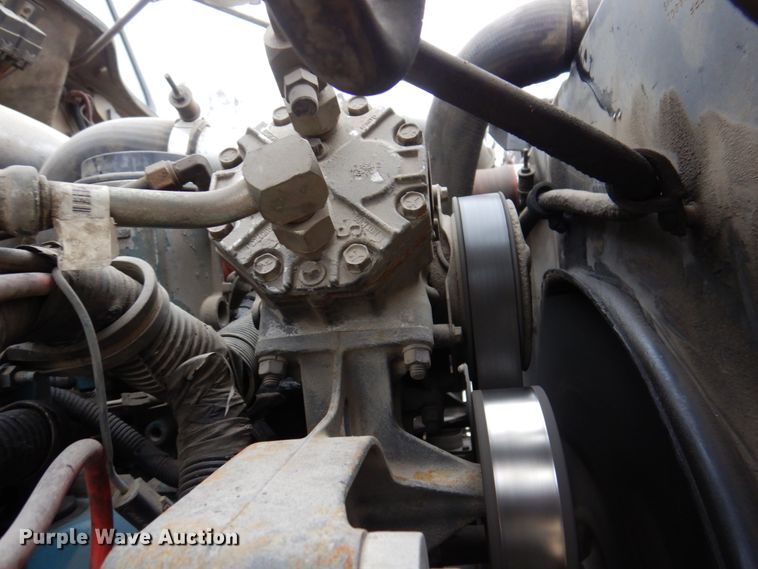 image for item IM9860 2000 International 4700  refuse truck