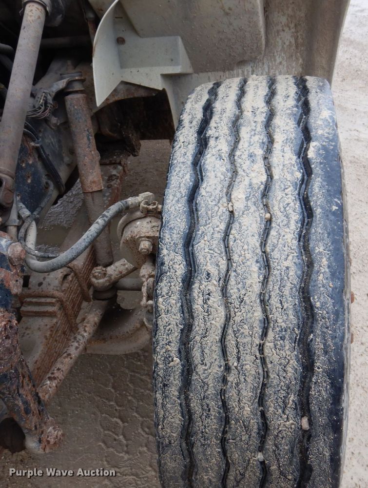 image for item IM9860 2000 International 4700  refuse truck