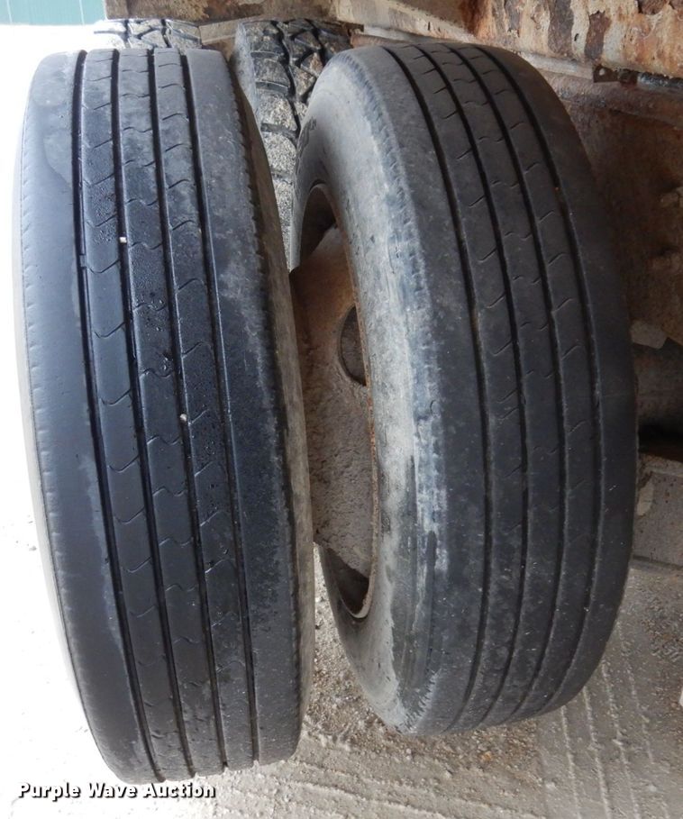 image for item IM9860 2000 International 4700  refuse truck