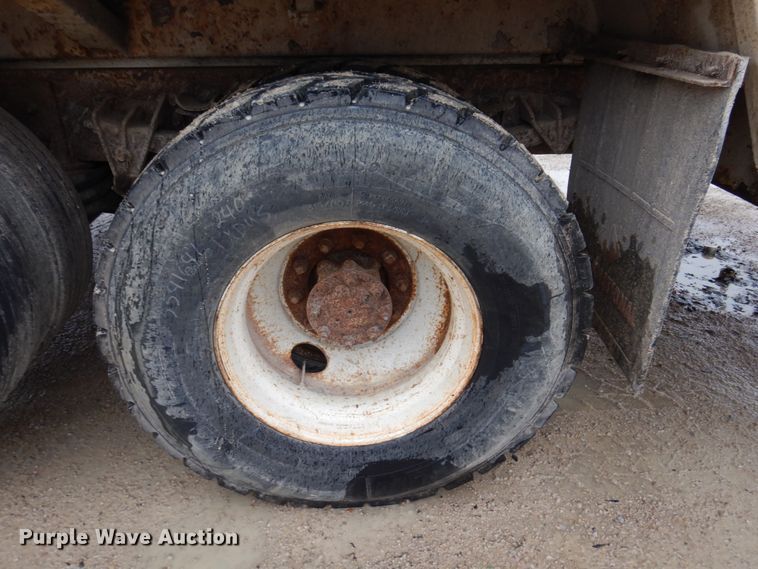 image for item IM9860 2000 International 4700  refuse truck