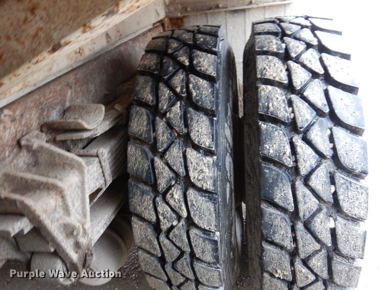 image for item IM9860 2000 International 4700  refuse truck