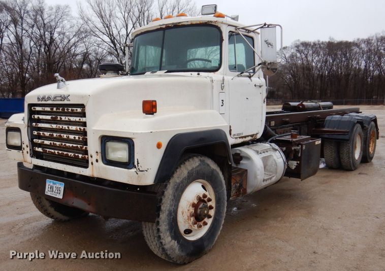 image for item IM9861 1995 Mack RD Series  roll-off container truck