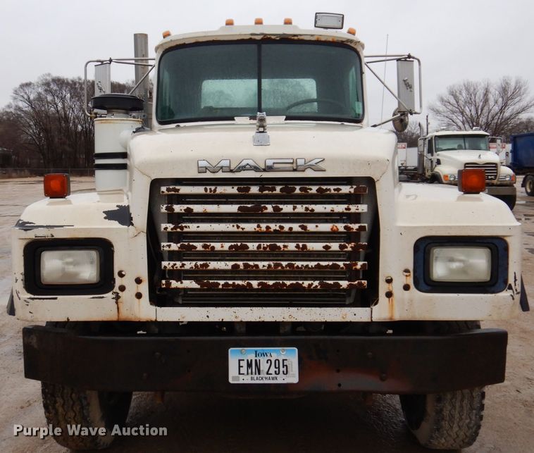 image for item IM9861 1995 Mack RD Series  roll-off container truck