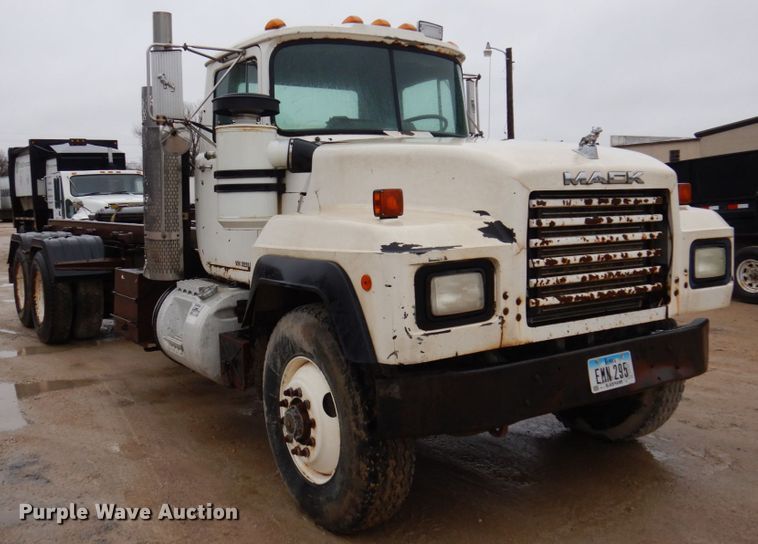 image for item IM9861 1995 Mack RD Series  roll-off container truck