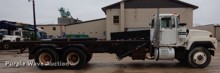 image for item IM9861 1995 Mack RD Series  roll-off container truck