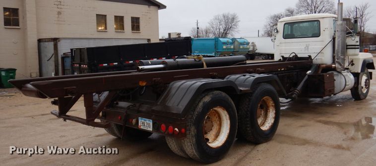 image for item IM9861 1995 Mack RD Series  roll-off container truck