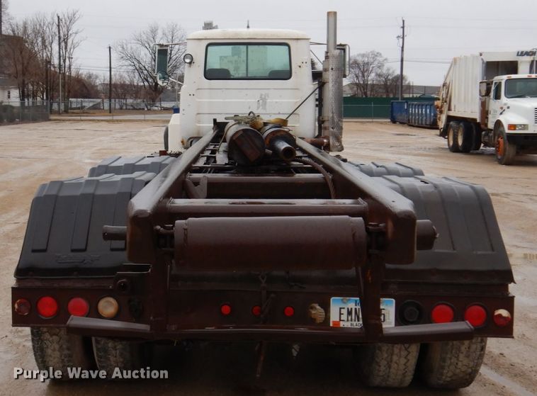 image for item IM9861 1995 Mack RD Series  roll-off container truck