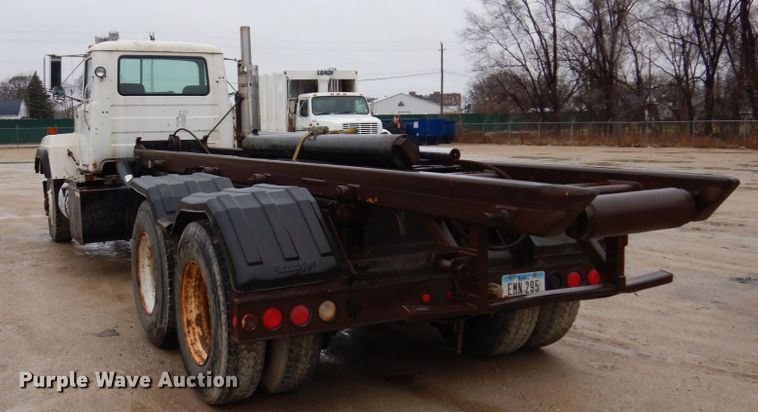 image for item IM9861 1995 Mack RD Series  roll-off container truck
