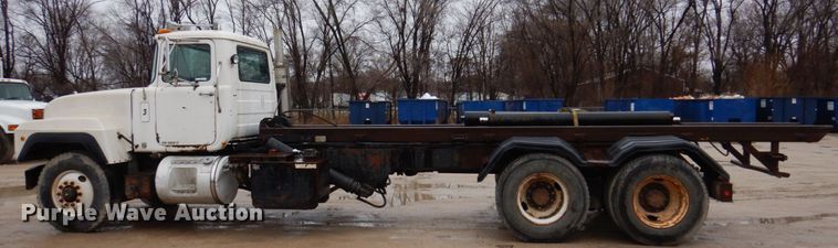 image for item IM9861 1995 Mack RD Series  roll-off container truck