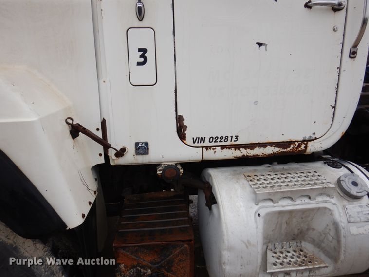 image for item IM9861 1995 Mack RD Series  roll-off container truck