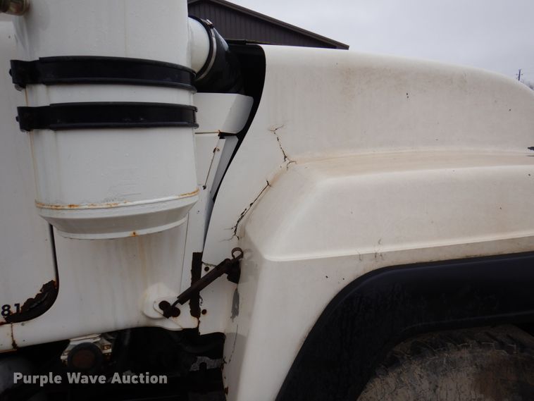 image for item IM9861 1995 Mack RD Series  roll-off container truck