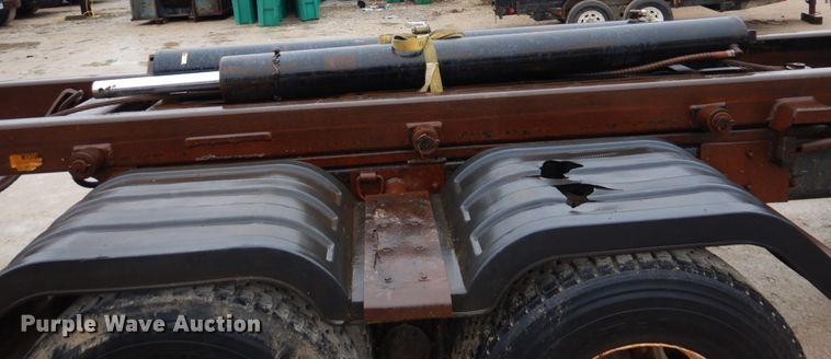 image for item IM9861 1995 Mack RD Series  roll-off container truck