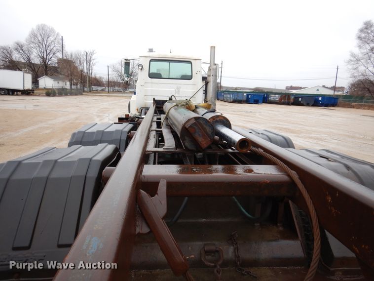 image for item IM9861 1995 Mack RD Series  roll-off container truck