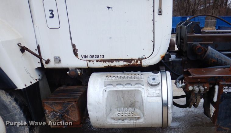 image for item IM9861 1995 Mack RD Series  roll-off container truck