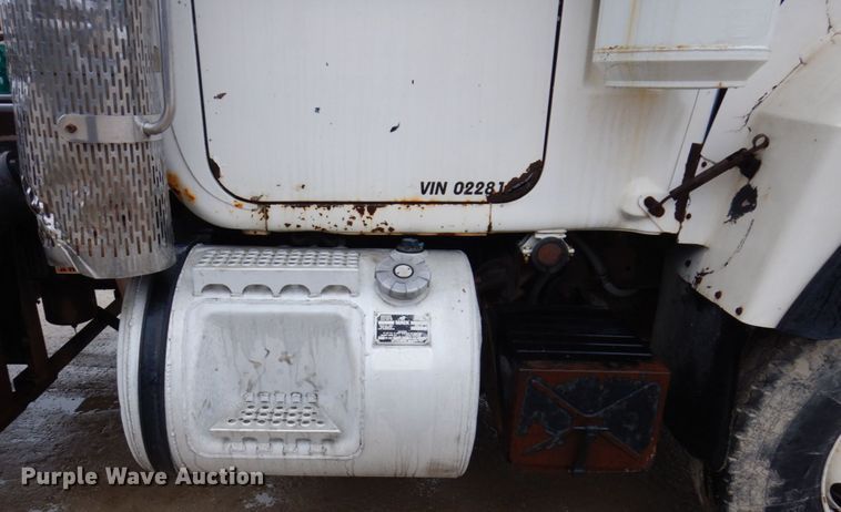 image for item IM9861 1995 Mack RD Series  roll-off container truck