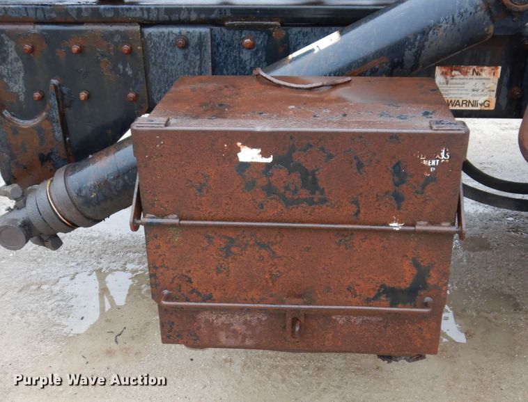 image for item IM9861 1995 Mack RD Series  roll-off container truck