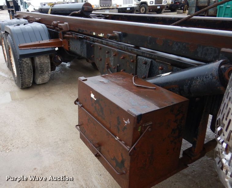 image for item IM9861 1995 Mack RD Series  roll-off container truck