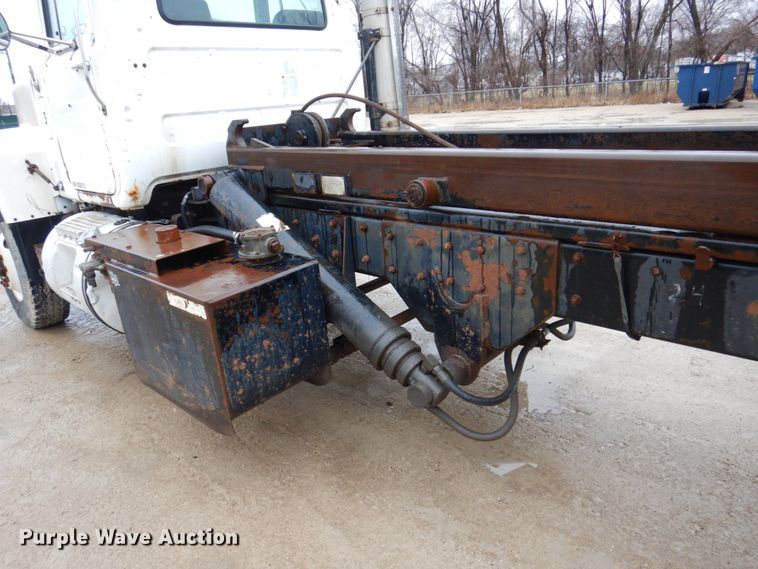 image for item IM9861 1995 Mack RD Series  roll-off container truck