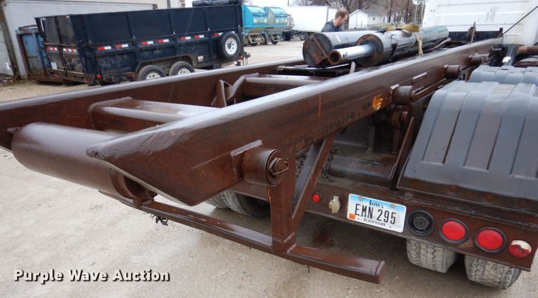 image for item IM9861 1995 Mack RD Series  roll-off container truck