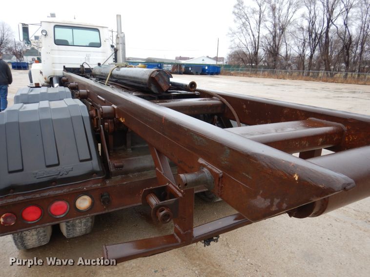 image for item IM9861 1995 Mack RD Series  roll-off container truck