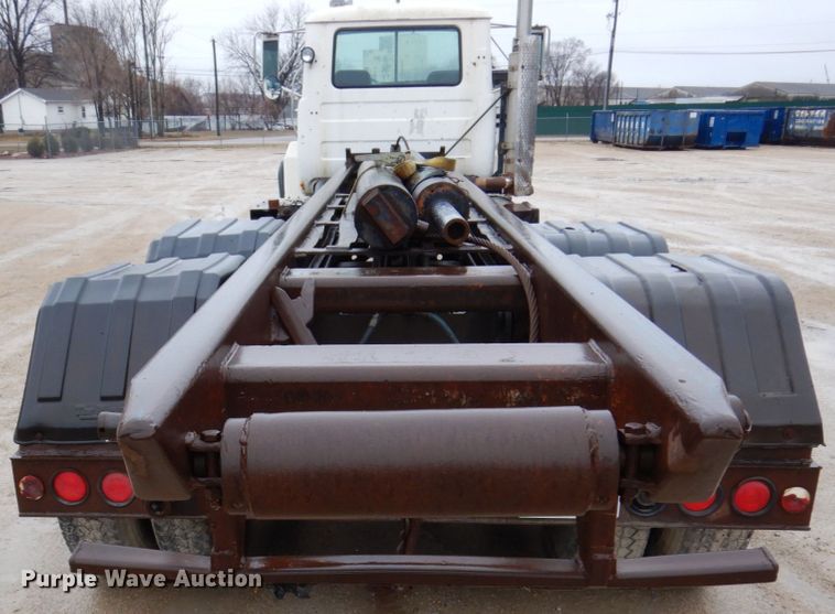 image for item IM9861 1995 Mack RD Series  roll-off container truck