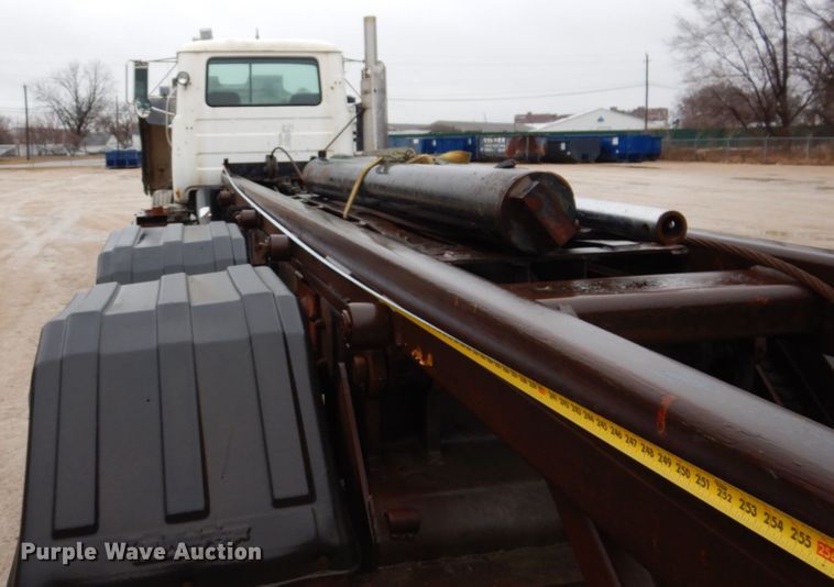 image for item IM9861 1995 Mack RD Series  roll-off container truck