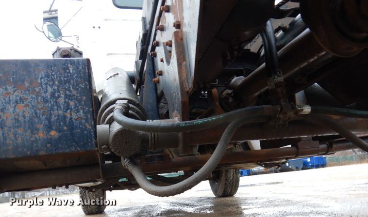 image for item IM9861 1995 Mack RD Series  roll-off container truck