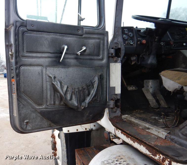 image for item IM9861 1995 Mack RD Series  roll-off container truck