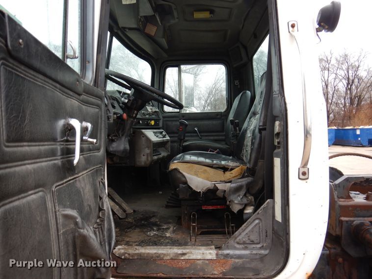 image for item IM9861 1995 Mack RD Series  roll-off container truck