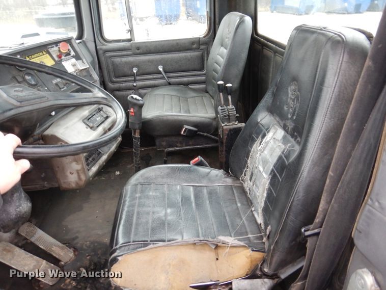 image for item IM9861 1995 Mack RD Series  roll-off container truck