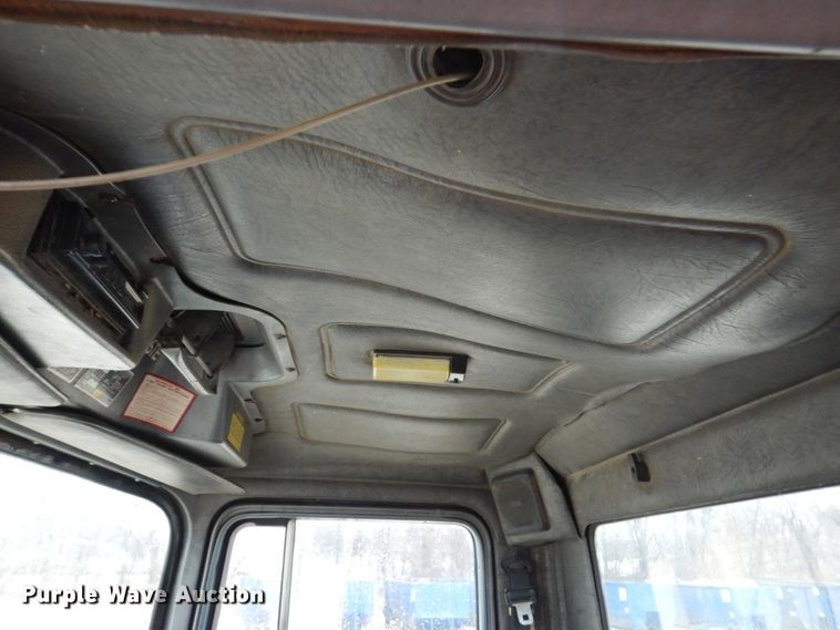 image for item IM9861 1995 Mack RD Series  roll-off container truck