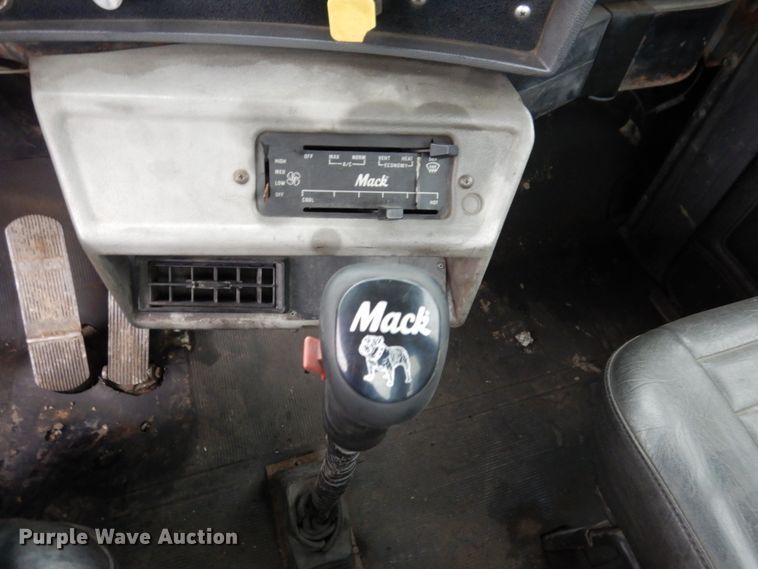 image for item IM9861 1995 Mack RD Series  roll-off container truck