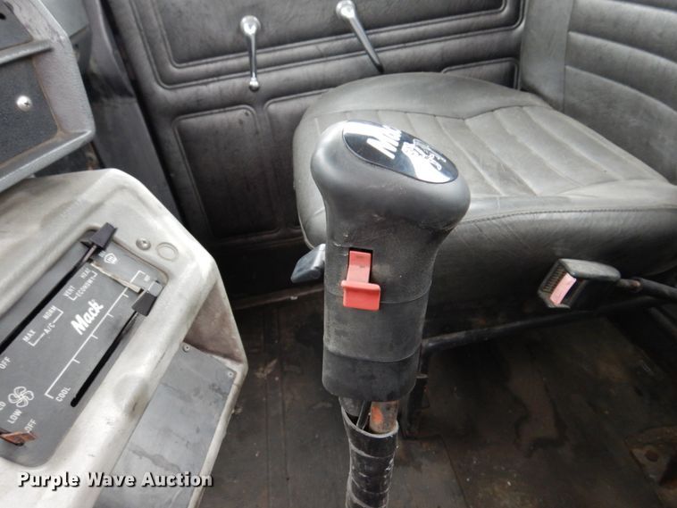 image for item IM9861 1995 Mack RD Series  roll-off container truck