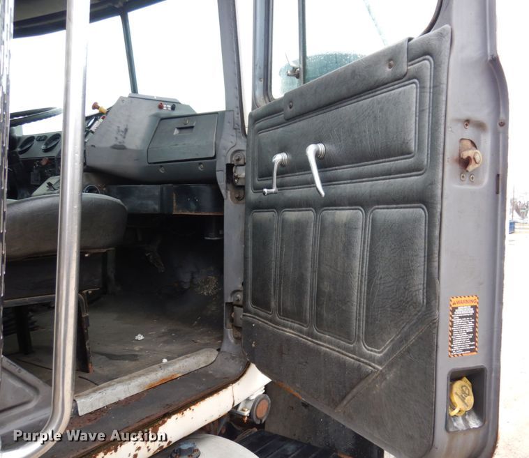 image for item IM9861 1995 Mack RD Series  roll-off container truck