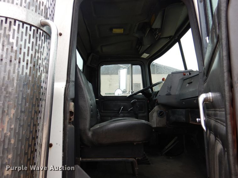 image for item IM9861 1995 Mack RD Series  roll-off container truck